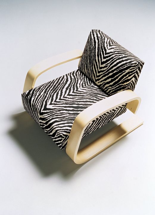 400 'Tank' Chair by Artek, in situ, view 3