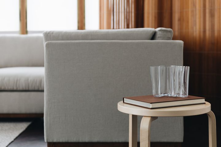 90D Table by Artek, in situ