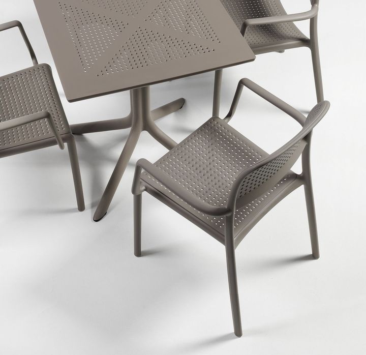 Clip 70 Table by Nardi, in situ