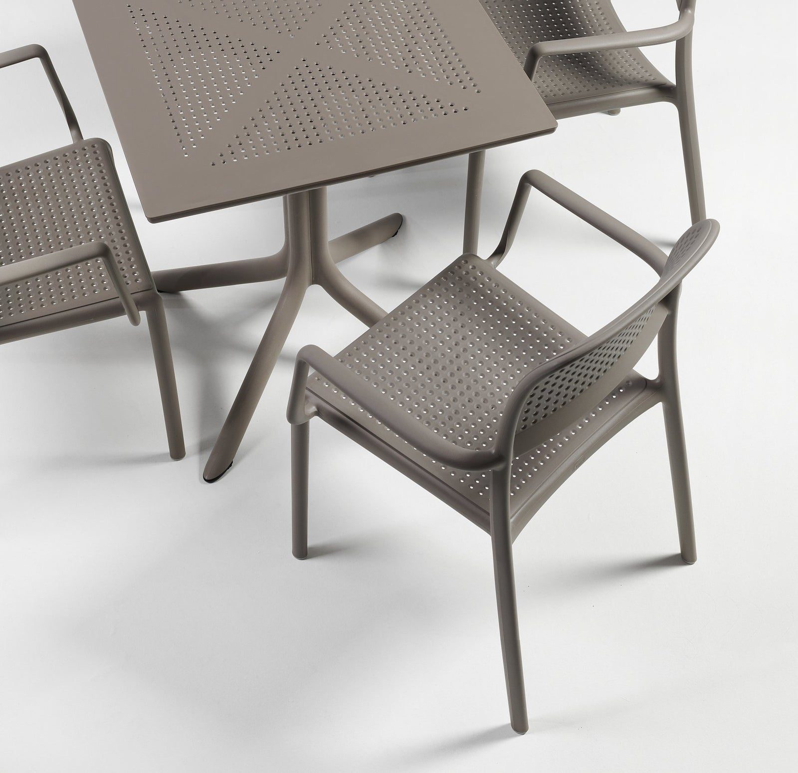 Clip 70 Table by Nardi, in situ