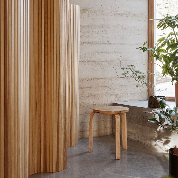 Screen 100 by Artek, in situ