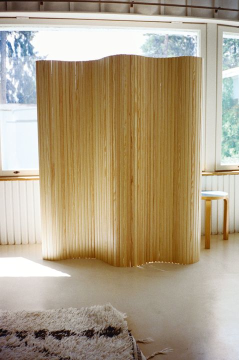 Screen 100 by Artek, in situ, view 6