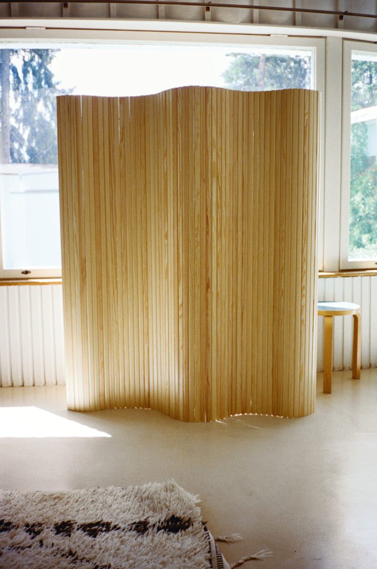 Screen 100 by Artek, in situ