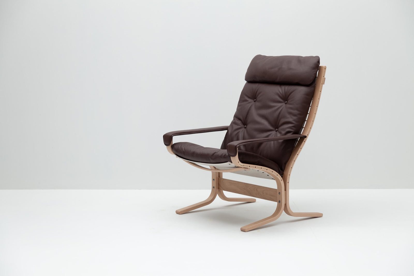 Siesta 301 Classic Chair High Back with Armrests by LK Hjelle, detail
